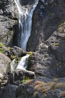 Това е Кадемлийското пръскало.
Намира се под връх Голям Кадемлия,по пътя за хижа Триглав и е голяма красота.Падът на водата е повече от 70 метра.
