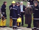 Кралицата разговаря с пожарникари след избухнал пожар в частен параклис в замъка Уиндзор на 20 ноември 1992 г.