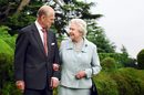 Кралицата със съпруга си принц Филип на разходка в имението Броудландс в южна Англия през 2007 г.