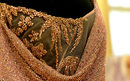 Роклята, носена от супермоделът Наоми Кембъл, е направена от тюл и метални нишки. Покрита е с розови кристали "Swarowski".<br />