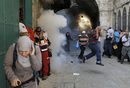 Израелската полиция хвърли зашеметяващи гранати срещу палестинци, протестиращи в  Стария град на Ерусалим.