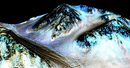<a href="http://www.dnevnik.bg/video/2015/09/28/2617907_video_sledite_ot_techashta_voda_na_mars/" target="_blank">Американската аерокосмическа агенция (НАСА) разпространи анимация със симулация на облитане на район на Марс, където по склоновете се виждат тъмни дири, които се смята, че са оставени от вода, течаща през топлите летни месеци.</a>