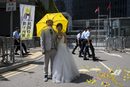 Двойка си направи сватбена фотосесия с жълт чадър, символ на  движението   "Революцията на чадърите" в Хонконг. В понеделник се отбелязва първата годишнина от създаването на движението, което се бори за повече демокрация. 