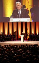 Акцент в изказването на президента Йоахим Гаук  беше мирната революция преди 25 години, довела до обединението на двете части на разделената след Втората световна война Германия и изпитанията, пред които сега тя е изправена – бежанската вълна, заляла страната като най-привлекателна със социалните си придобивки и възможност за реализация. <br /><br />Също като през 1990 г. ще се сблъскаме с предизвикателство, което ще занимава умовете не на едно поколение, каза Гаук, и добави, че сега обаче е положението е по-сложно, понеже "трябва да се срасне в едно това, което досега не е било свързано". Източните и западните немци говореха един език, принадлежаха към една култура и имаха обща история, обясни той. <br /> 