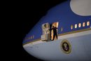 Служител на Air Force One отваря вратата на самолета, в база Андрюс след като самолетът на американския президент е извършил полет от Ню Джърси до Ню Йорк.
