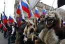 Участници маршируват по време на демонстрация на Национален ден на единството в Москва, Русия