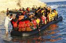 Бежанци на борда на лодка, плаваща към гръцкия остров Хиос от западния турски крайбрежен град Чешме, Турция.