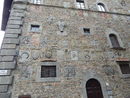 Това е сградата на "подеста", т.е. на знатната градска управа. В масивната зидария са инкрустирани фамилните гербове на знатните кортонски граждани.