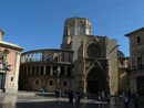 Катедралата на Валенсия. Тя е построена през 13 век на мястото на джамия, която пък от своя страна е била издигната на мястото на бивша вестготска катедрала, а тя пък е била създадена върху основите на римски религиозен храм. Готическата архитектура е основният стил, характерен за архитектурата на тази катедрала, въпреки че дизайнът й съдържа много римски, ренесансови, барокови и неокласически елементи.