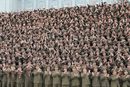 Участници в 7-та военно-образователна конференция в Пхенян аплодират лидера на Северна Корея Ким Чен Ун.