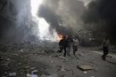 Мъже бягат от бомбандировка над квартал на сирийския град Дамаск.