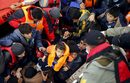 Бежанци са спасени от турски спасителен кораб след неуспешен опит да достигнат гръцкия остров Лесбос.