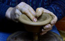 Ръцете на майстора са меки и заради водата, която е основна съставка в магията на грънчарското изкуство, разказва Йордан Кметски от Задругата на майсторите на народните художествени занаяти.