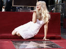 Кристина Агилера има и своя звезда на Холивудската алея на славата. Получава я през 2010 г. (на снимката).