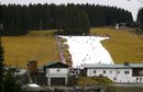 Скиори се спускат по писта покрита с изкуствен сняг в германския зимен курорт Винтерберг на 80 километра югоизточно от Дортмунд, Германия.