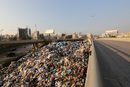Боклук, изхвърлен на улица в Бейрут, Ливан.
