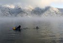 Членове на спасителната група "Spasatel" се гмуркат на дълбочина от 20 метра в река Енисей по време на тренировка близо до сибирския град Красноярск, Русия,.