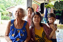 Изследователите твърдят, че в продължение десетилетия произходът на хората в Исаан бил уважаван, до 1910 г, когато тайландската държава започва целеносочена политика за асимилация, а концепцията за Тай-Лао (или Лао-Исаан) населението била официално представена и наложена.<br /><br />На снимката: Баба, дъщеря, внучка и правнуче, които почиват на сянка от все по-знойната жега в края на дъждовния сезон.