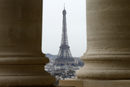 Изглед към Айфеловата кула в Париж, Франция.