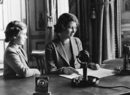 Принцеса Елизабет говори по радиото през 1940 г. в обръщение към британските деца, евакуирани извън страната по време на Втората световна война. До нея - сестра ѝ Маргарет Роуз.