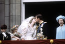 Вдясно - кралица Елизабет II на сватбата на принц Чарлс и лейди Даяна Спенсър през 1981 г.