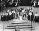 Кралица Елизабет II за пръв път на трона в Уестминстърското абатство след коронацията ѝ през 1953 г.