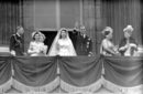 Принцеса Елизабет и съпругът ѝ - херцогът на Единбург Филип на сватбата си на 20 ноември 1947 г. Отляво надясно - крал Джордж, принцеса Маргарет, шаферката лейди Мери Уайтли, булката и младоженеца, кралица Елизабет Първа и бабата на Елизабет и майка на крал Джордж - кралица Мери.