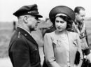 Принцеса Елизабет през 1944 г. на посещение в американска военновъздушна база във Великобритания.