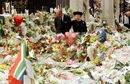 Кралица Елизабет и принц Филип пред цветята, оставени пред Бъкингамския дворец в памет на принцеса Даяна.