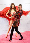 Адриана Лима е бразилски модел, известна като един от Ангелите на "Victoria's Secret Angel" от 2000 г. През 2012 г. <a href="http://www.dnevnik.bg/razvlechenie/2010/12/06/1006090_kolko_pecheli_realno_edin_topmodel/" target="_blank">"Форбс" я поставя</a> на 4-то място сред най-добре печелещите модели със 7.3 млн. долара приходи за година. <br /><br />Адриана Франческа Лима е родена на <a href="https://bg.wikipedia.org/wiki/12_юни" title="12 юни">12 юни</a> <a href="https://bg.wikipedia.org/wiki/1981" title="1981">1981</a> година в град Салвадор в щата Баия.<br /><br />На снимката: Адриана Лима позира с восъчна фигура в музея на Мадам Тюсо в Ню Йорк на 30 ноември 2015 г. в Ню Йорк.