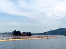 Хиляди хора преминаха по "Плаващите кейове" на световно известния артист с български произход Кристо в деня на откриването им.<br /><br />Инсталацията, разположена в живописното италианско езеро Изео, на 100 км източно от Милано и западно от Верона в Италия, е достъпна за посетители от 9 ч. българско време днес до 3 юли.<br /><br /><em>Снимките са от <a href="https://www.facebook.com/floatingpiers/?fref=photo" target="_blank">официалната страница на проекта във "Фейсбук"</a></em>