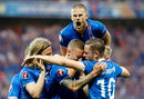 Исландските футболисти празнуват второто попадение във вратата на Джо Харт.