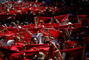 Червените шалчета са отличителен белег за участниците във фестивала. На снимката се вижда момент от откриването на празника, съпроводено с фойерверки, известни под името чупинасо (Chupinazo).