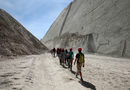 Тематичният парк е разположен до Кал Орко – скален масив, осеян с хиляди стъпки от динозаври, оставени преди милиони години. Огромната скала се намира само на 5 км от съдебната столица на Боливия - Сукре. <br /><br />На снимката: Туристи по пътя към Кал Орко.