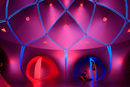 Надуваемата инсталация 3D Luminarium на британския дизайнер Алън Паркинсън, в която посетителите на фестивала могат да релаксират.