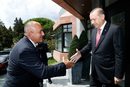 "С президента на Турция Реджеп Ердоган обсъждаме мигрантската криза", разказва премиерът Бойко Борисов в текста към снимките, които публикува в профила си в социалната мрежа "Фейсбук". <br /><br />"Предстоят ни изключително трудни месеци, но се надявам заедно с воля от ЕС и Турция да намерим изход. Ние можем да решим проблема още днес само за България, но аз не искам да е за сметка на Гърция или други европейски страни. Ние сме солидарни, призовавам за същото и страните от Вишеградската четворка. Убеден съм, че всички заедно можем да се справим. Искам европейско единство и защита на суверените на всяка европейска държава. Аз съм убеден, че Европа и Турция ще дадат много по-голяма стабилност заедно в региона. Благодаря за изразената подкрепа от страна на Турция и готовността им да намалят натиска и товара на България", продължава Борисов.