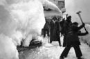Условията в далечния Север често да изключително тежки. На снимката екипажът на охраняващият конвой H.M.S. Vansittart почиства натрупаните близо 200 тона лед и сняг на 27 февруари 1943 г.