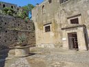 Бурбоните в Неапол трансформират съществуваща сграда в затвор през 1823 г. През 1851 г. политически затворници като Поерио, Ниско, Агреси и други видни мъже от италианското Risorgimento (движението за обединяване на Италия) са затворени тук сред истински престъпници. Здравите врати, различните кули и дупките, през които затворниците са наблюдавани денонощно, свидетелстват за строгостта на затвора.
