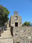 По стълбището на Сан Кристофаро, което е наречено така, защото е водело до малка църква, посветена на този светец и съществувала в миналото, се стига до църквата Madonna della Libera. Тя е построена през ХІІ век и е принадлежала на семейство Калосирто от Иския. По-късно в това семейство се ражда Сан Джован Джузепе дела Кроче – светецът-покровител на острова. През 1301 г. по време на последното изригване на Епомено хората на Иския дават обет пред Мадоната и ѝ посвещават църквата, която е наречена della Libera, защото Мадоната ги е освободила от катастрофата. Мадоната е изобразена с протегнати ръце, докато спира вулканичната лава. Изображението, което е изложено в тази църква, е вярно копие на оригинала, прехвърлен в катедралата на Иския в началото на ХІХ век. Копието е дело на Антонио Кутанео.