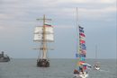 Ветроходът "Калиакра", ескортиран от по-малки яхти във Варненския залив.