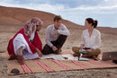 <strong>"Риболов в пустинята" /Salmon Fishing in the Yemen (2011)</strong><br /><br />Трима мечтатели опитват невъзможното с идеалистична цел – спиране на войната с масов риболов в пустинята. Британски хумор и източна мечтателност. Животът срещу течението се захранва с вяра и се възнаграждава със сбъдната любов.