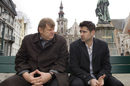 <strong>"В Брюж" /In Bruges (2008)</strong><br /><br />Двама наемни убийци гледат картини на Бош и качват камбанариите на катедрали, докато чакат инструкции кой кого да застреля. Говорят с черния хумор на Макдона. Времето е спряло, светът е жесток и абсурден, животът е сюрреалистичен сън.<br />