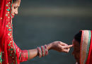 Жени се гримират на фестивала Chhat край река Багмати в Катманду, Непал.