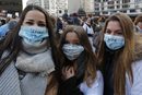 Медицински сестри и служители в здравния сектор протестираха срещу условията на труд в Париж, Франция.
