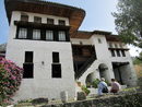 Етнографската къща-музей, която запознава с албанския бит през XVIII-XIX век, архитектът ѝ е българин. Майсторите, предполагам, също.