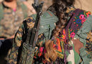 Жена-боец от сирийските демократични сили (SDF) снимана в село Тал Самин, на север от град Рага, Сирия.