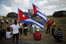 Кубинци чакат шествието с тленните останки на бившия президент Фидел Кастро да премине покрай тях на път към Сантяго де Куба. Изненадващо <a href="http://www.dnevnik.bg/sviat/2016/12/04/2876826_fidel_kastro_iznenadvashto_be_pogreban_v_chastna/" target="_blank">Кастро бе погребан днес</a> в частна церемония.