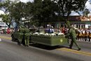 Войници бутат автомобила с тленните останки на покойния президент Фидел Кастро, селд като колата се развали в Сантяго де Куба, Куба.