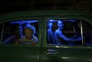 Семейство се вози в стар автомобил в Хавана, Куба.