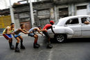 Младежи от Куба се забавляват на ролери.